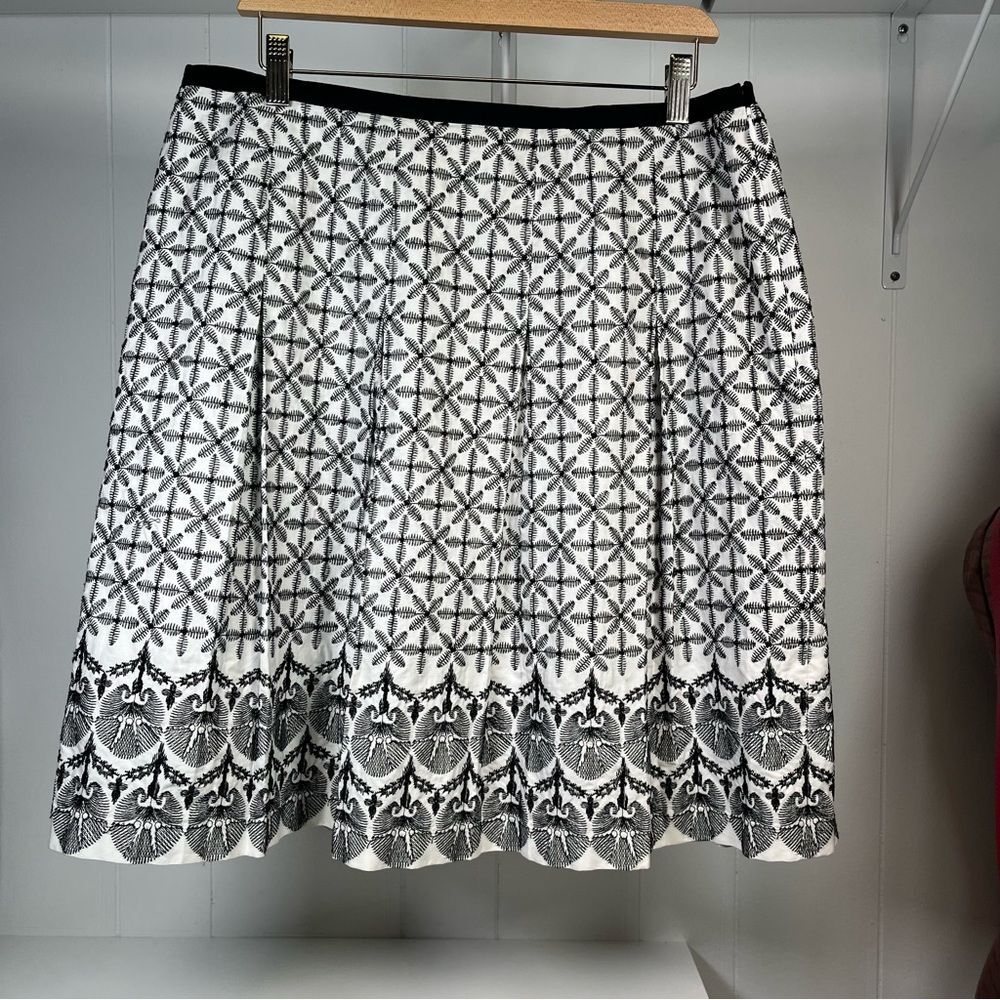 T. Tahari Black & White Embroidery Pleated Lined A-Line Skirt Size 14